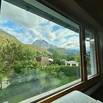 Casa de Férias Chasa Stefania, Modernes Engadiner Haus Mit Wellness Und Sauna